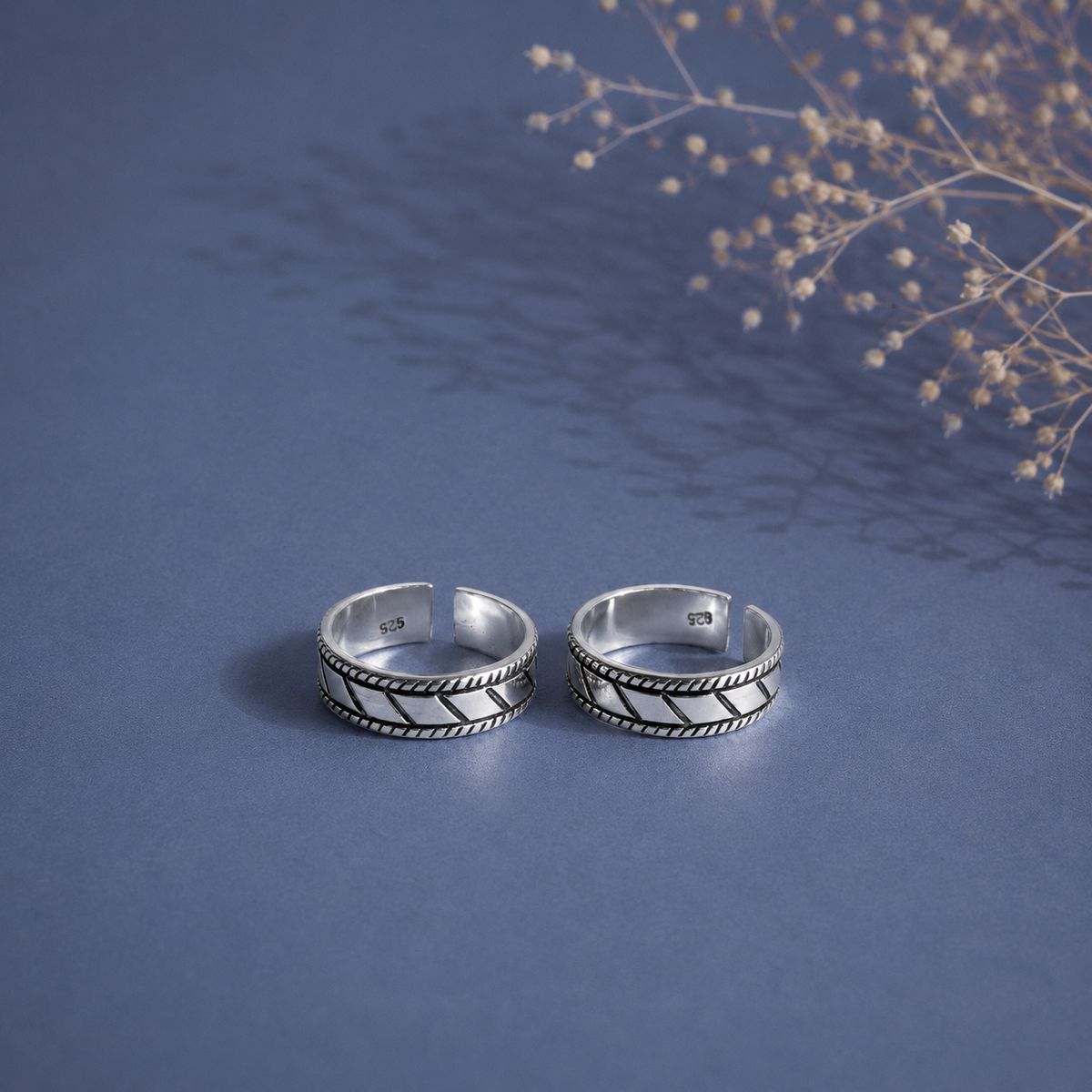 Slant cut pattern geometric toe ring in pure silver (one pair)
