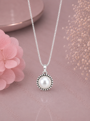 1.2cm diameter Pearl rava pendant with an 18'' chain in pure silver