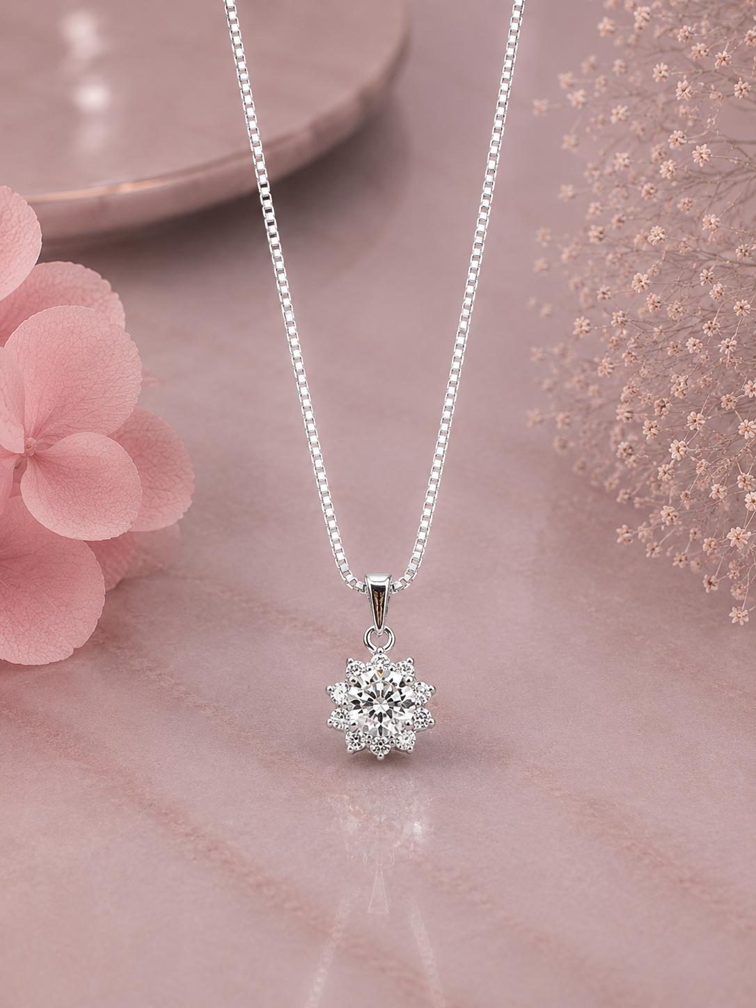 Compact flower pattern cz stone pendant with an 18'' chain in pure silver