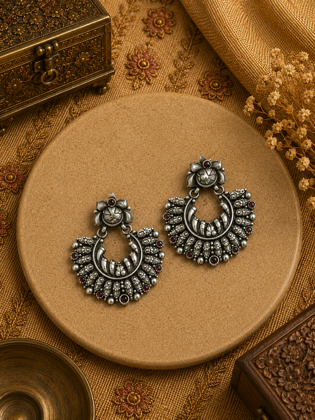 Parrot pattern border kemp stone antique finish earrings in pure silver