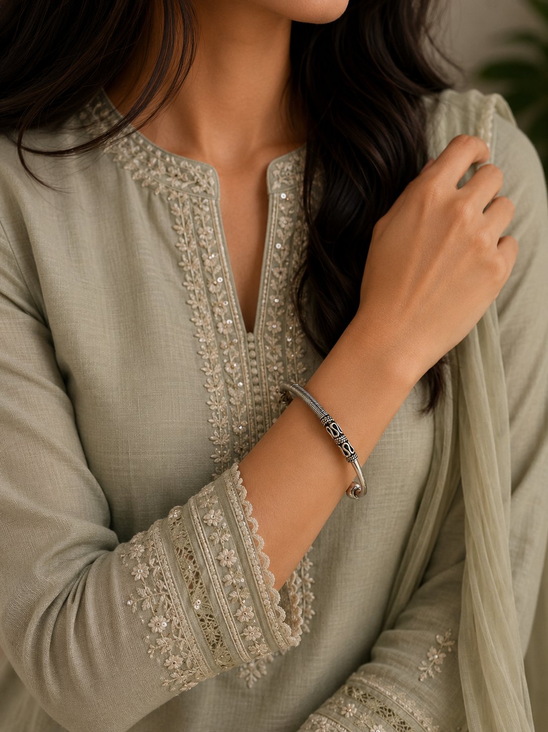 Rounded ends spiral wire pattern kada in pure silver
