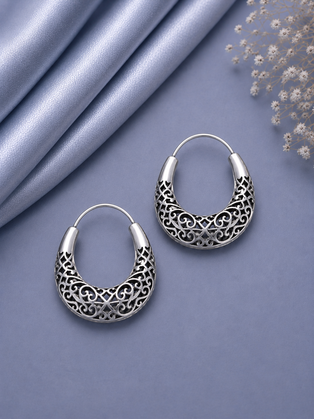 Filigree work 3.2 cm diameter balis crafted in pure silver