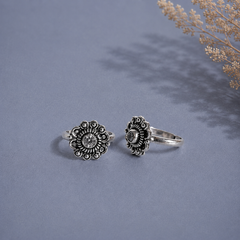 Flower pattern single stone adjustable traditional toe ring in pure silver (one pair)