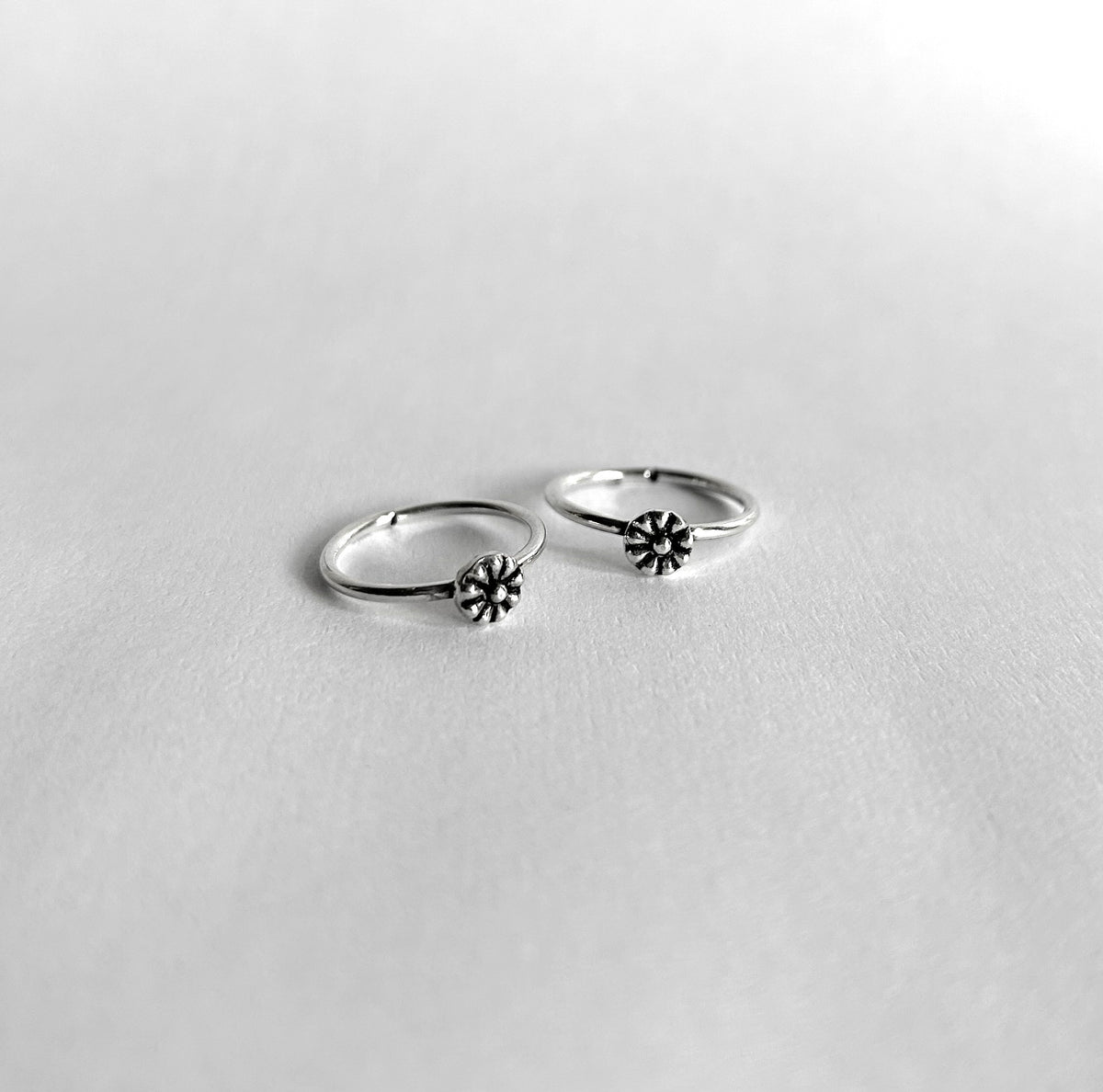 Small single Daisy motif thin band toe ring in pure silver (one pair)