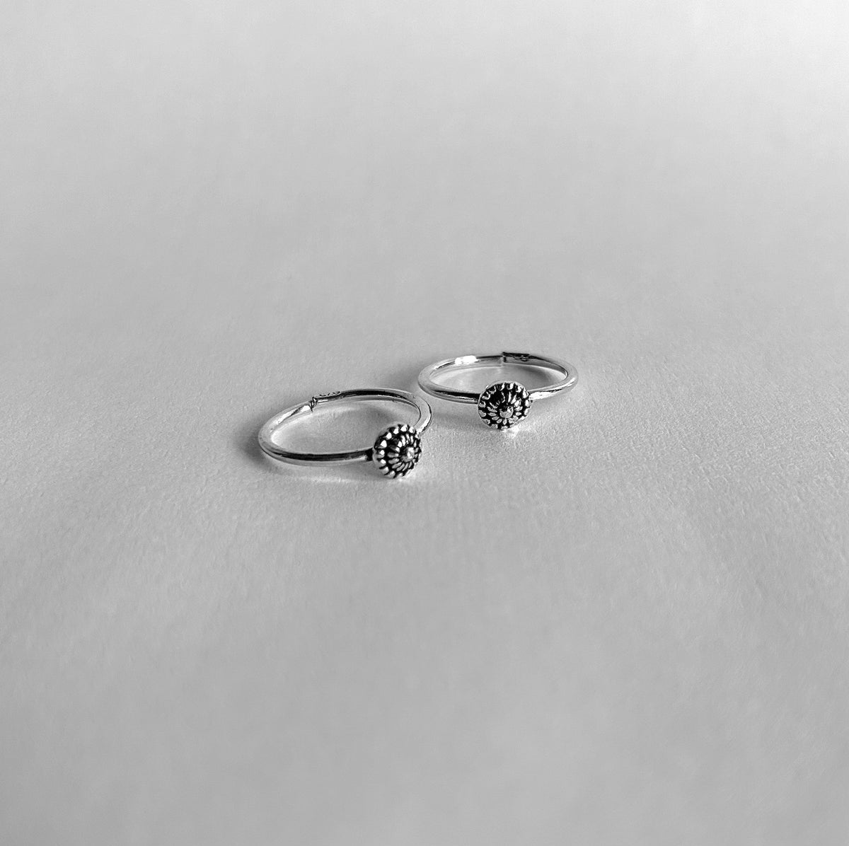 Small round elevated rava motif thin band toe ring in pure silver (one pair)