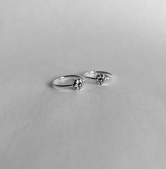 Cute handmade flower motif thin band toe ring in pure silver (one pair)