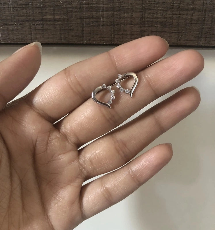 Footsteps pattern stud with five tiny cz stones in pure silver