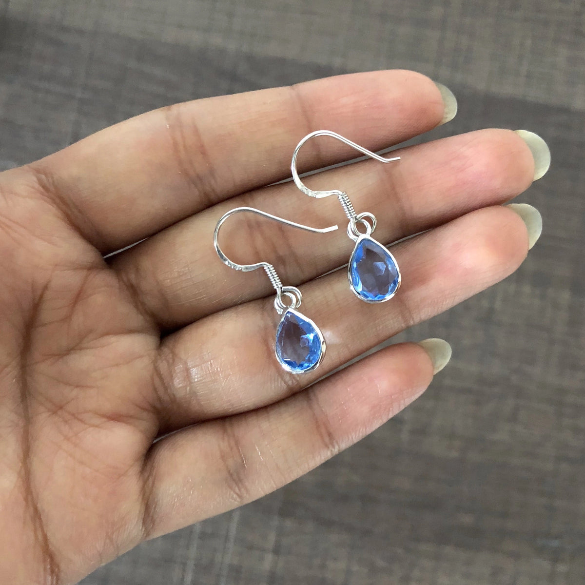 Flat blue tear drop cz stone hangings in pure silver