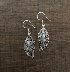 Intricate filigree work leaf pattern earrings in pure silver