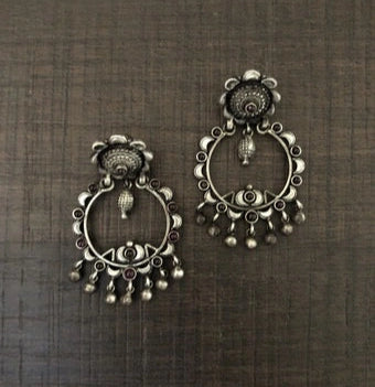 Trendy antique finish kemp stone earrings in pure silver